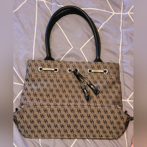 EUC Dooney and Bourke leather and canvas Monogram shoulder bag - Picture 15 of 16